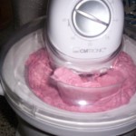 Принцип работы мороженицы заключается в непрерывном перемешивании продуктов при низкой температуре