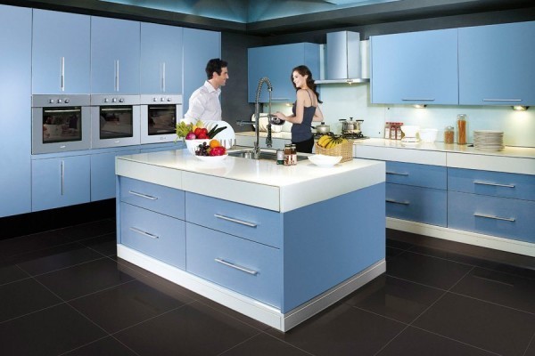 Голубой цвет сам по себе противоречив, поэтому многие дизайнеры спорят о его актуальности на кухне