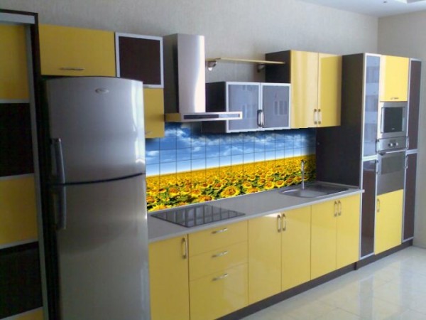 Желтый кухонный фасад чаще всего используется в деревенском и классическом стилях