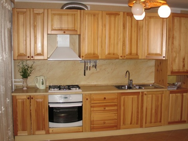 Мебельные фасады из дерева будут хорошо смотреться на любой кухне