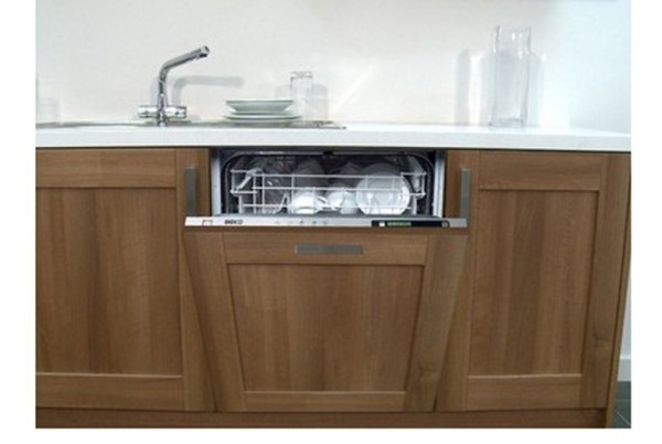 Встраиваемую посудомоечную машинку объективней брать, если ваша семья большая, так как моющие средства(таблетки) для нее стоят достаточно дорого