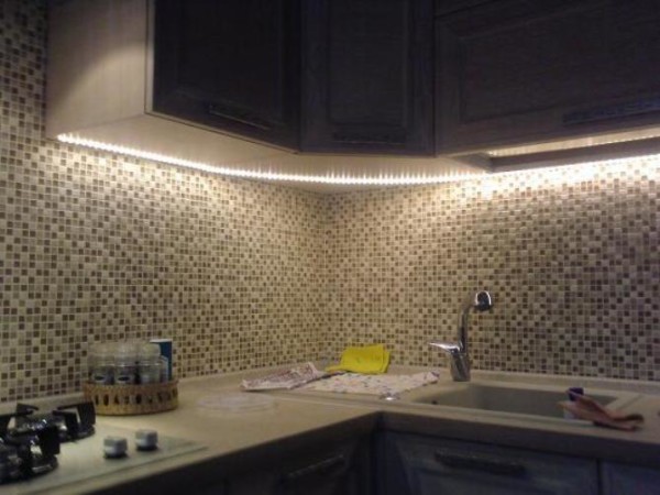 Установка светодиодной подсветки на кухне своими руками