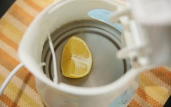 Очистка чайника от накипи с помощью лимона