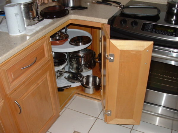 Угловая модульная мебель на кухне