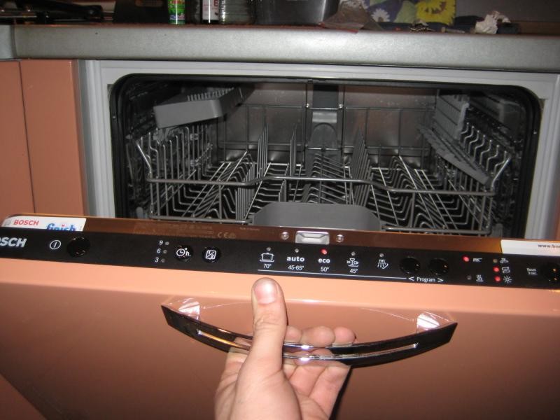 Как крепится посудомойка