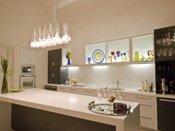 Подвесные LED-лампы на кухне