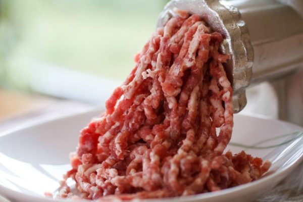 Прокручивание мяса через мясорубку