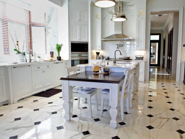 Керамическая плитка на кухонном полу