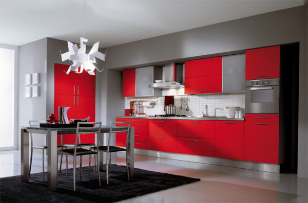 Сочетание серого цвета с красным цветом на кухне
