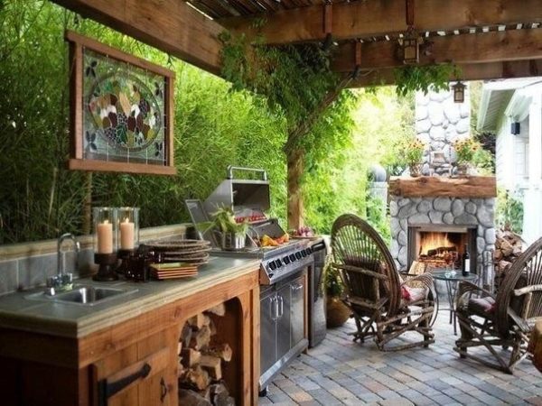 Летняя кухня декорированная зелеными растениями