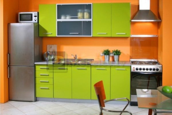 Дизайн кухни с оранжевыми стенами