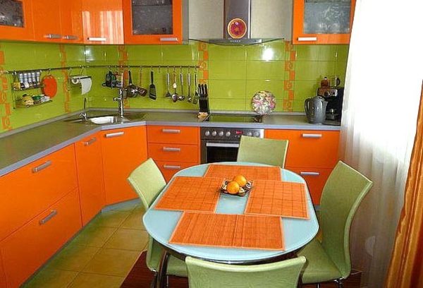 Оранжево-зелёная кухня