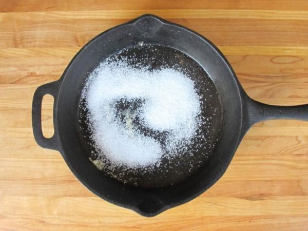 Восстановление маслянистого покрытия сковороды