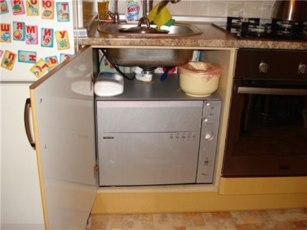 Размещение маленькой посудомоечной машины под раковину