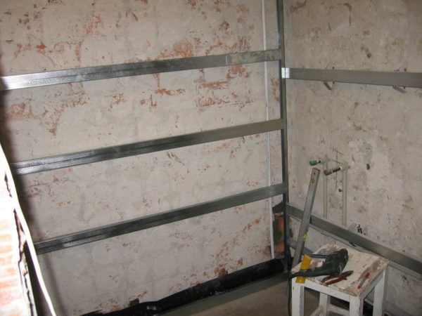 Монтаж стеновой панели на кухне
