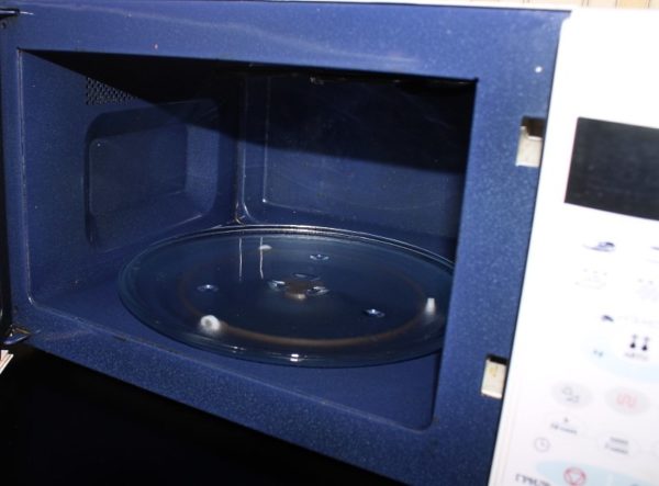 Микроволновая печь с внутренним покрытием из биокерамики