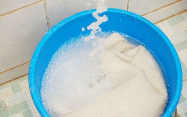 Замачивание кухонных полотенец в солёной воде
