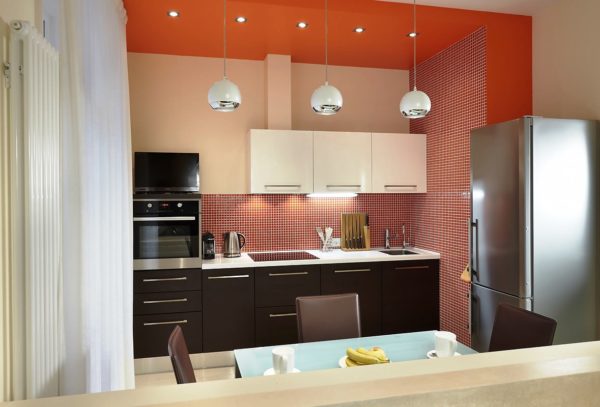 использовать в дизайне своей маленькой кухни без окна темные тона, значит нужно сделать более усиленным освещение