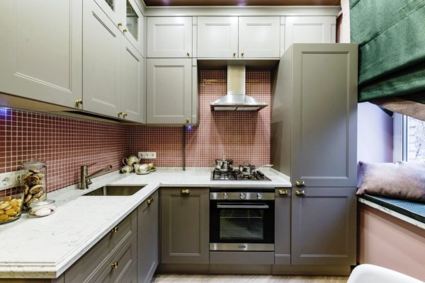 На малогабаритной кухне все оборудование устанавливается вплотную к стенам, чтобы максимально сэкономить пространство