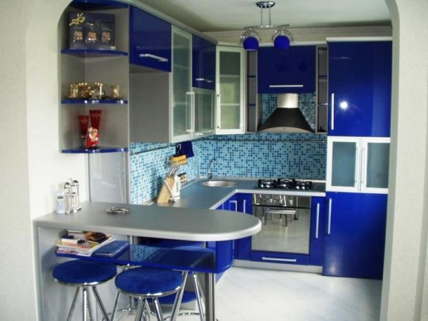 Необычно, но уютно смотрится небольшая кухня в синем цвете