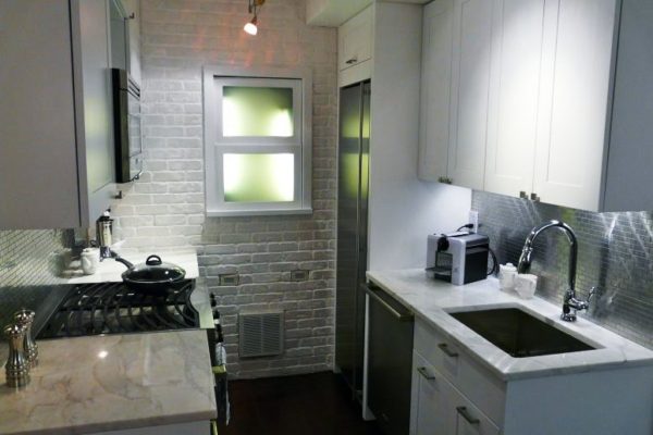 А это фото нам показывает, как обустроить интерьер маленькой кухни 6 кв. м без окна