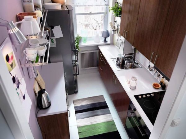 Использование двухрядной планировки в дизайне маленькой кухни прямоугольной формы требует достаточной ширины