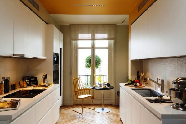 Мебель белого цвета придаст кухне кухне с малой площадью дополнительный объем