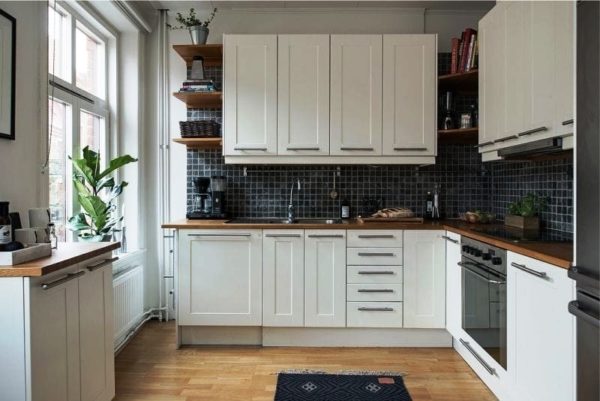 Дизайн в малогабаритной кухни прямоугольной планировки должен быть функциональным и стильным