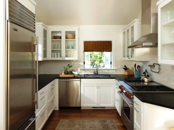 Сочетание черно-белого цвета в дизайне интерьера маленькой кухни прямоугольной формы создадут контраст и добавят уникальности обстановке