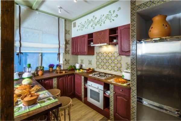 Как создать дизайн маленькой кухни в загородном доме