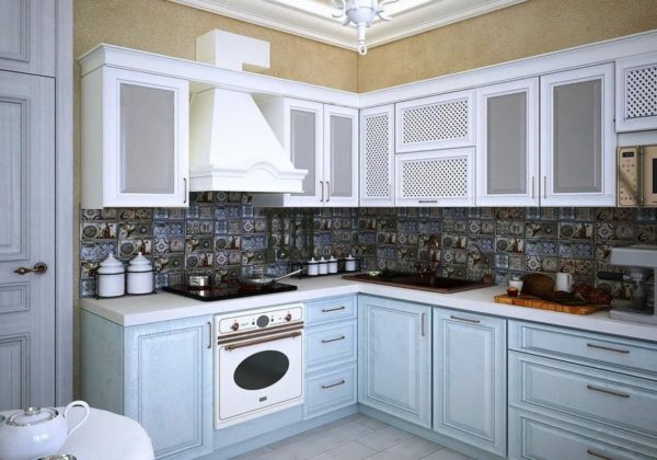 Дизайн маленькой кухни в загородном доме выполненный в белом цвете