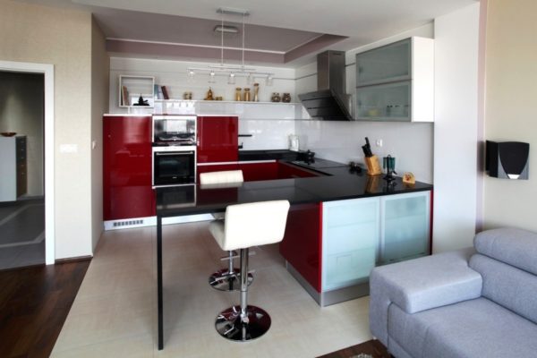 Фото дизайна маленькой кухни в квартире студии
