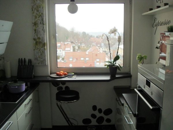 Посмотрите на этом фото какой получился интересный дизайн тесной кухни с таким столом -подоконником