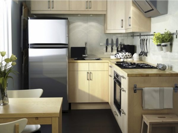 Дизайн маленькой кухни гостиной с мебелью бежевого цвета придаст тепла и уюта