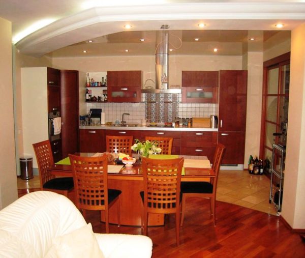 На этом фото видно разделение кухни и гостиной из-за разного напольного покрытия