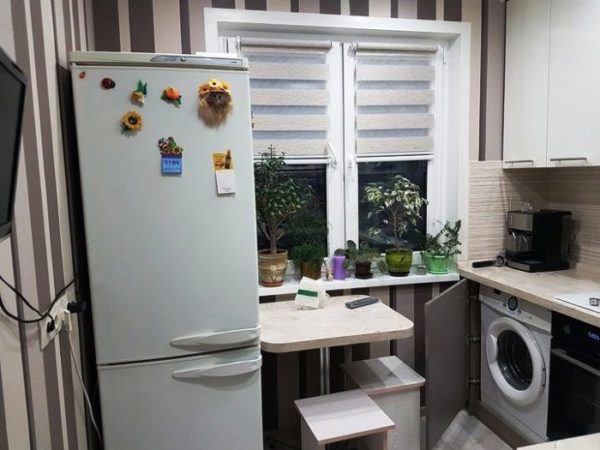 Gdje staviti hladnjak na fotografiju male kuhinje 