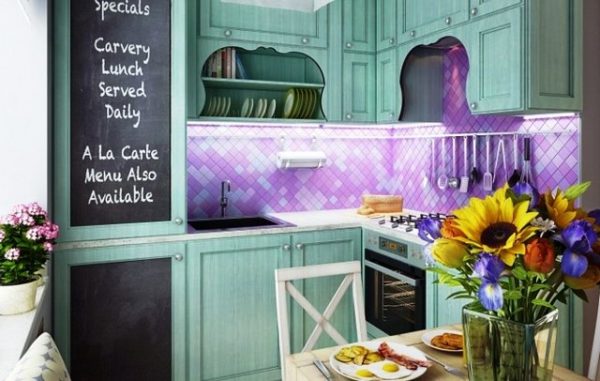 Цветы - неотъемлемый аксессуар для кухни во французском стиле