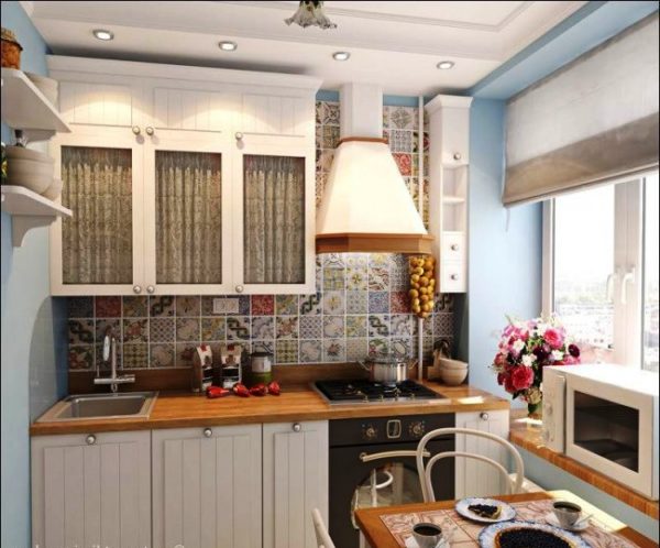 Полки с посудой, связки лука на стене - это все элементы стиля прованс в дизайне маленькой кухни