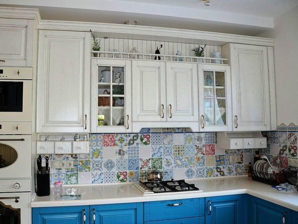  Классическое бело-голубое сочетание французского стиля прованс в дизайне малогабаритной кухни