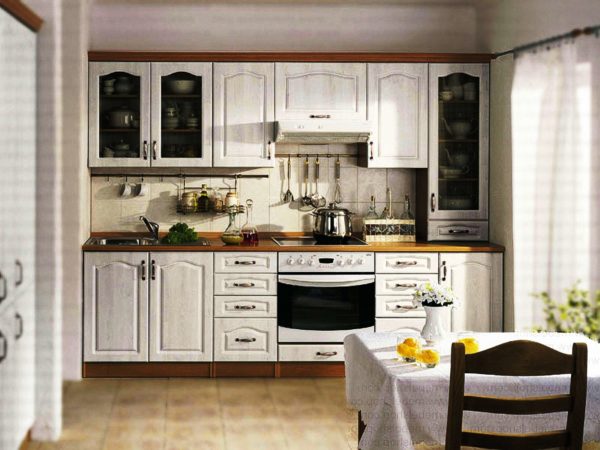 Светлые оттенки кухонного гарнитура добавят объем