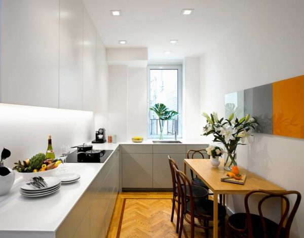 Грамотное освещение поможет зрительно увеличить пространство тесной кухни