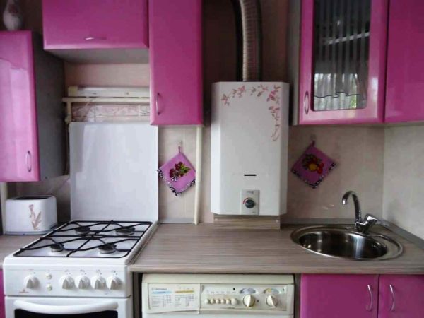 Как обустроить маленькую кухню, если в интерьер не вписывается газовая колонка: фото примеров
