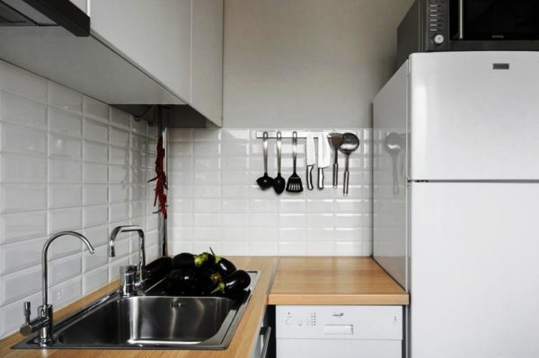 Белый цвет в дизайне малогабаритной кухни отражает свет и делает ее более просторной