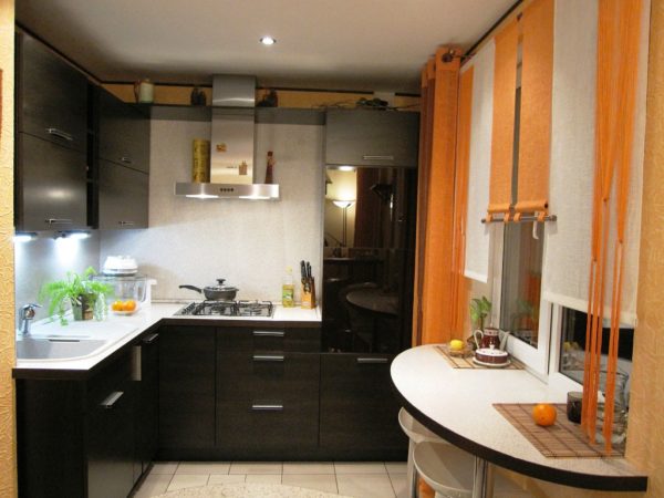 На этом фото удобный и красивый дизайн кухни 5 м кв. с компактным размещением техники и мебели