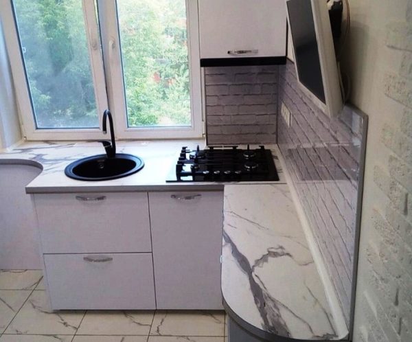 На этом фото очень удачное расположение мойки и варочной поверхности на тесной кухне 5 кв. м