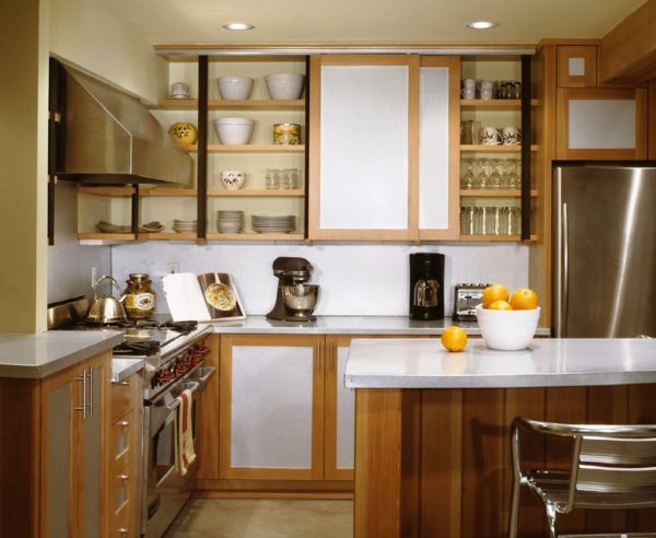Раздвижные дверцы кухонного гарнитура - очень удобное приспособление