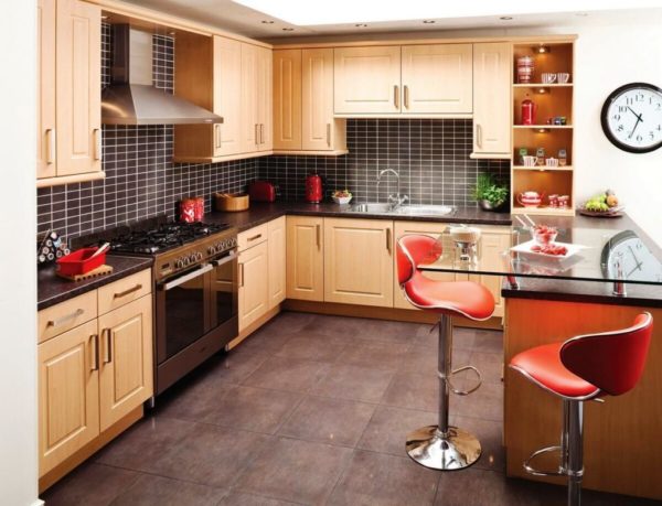 Барная стойка - современный и очень удобный элемент в современном дизайне кухни с малой площадью