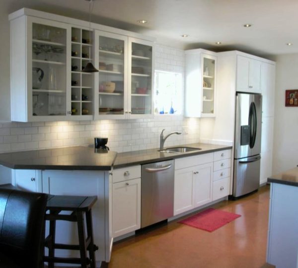  Современный стильный дизайн интерьера небольшой кухни с прозрачным кухонным гарнитуром
