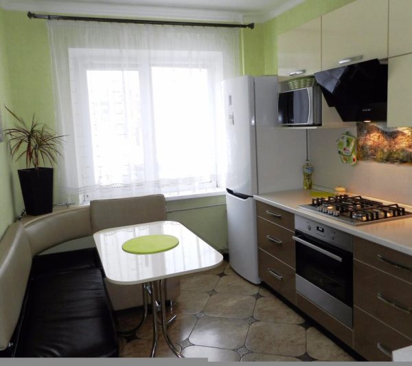 На этом фото удачное сочетание отделки стен, пола и потолка в дизайне кухни 7 кв. м