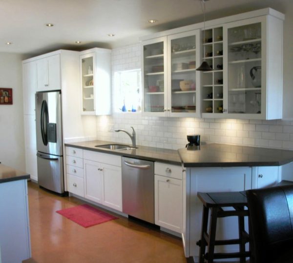 Кухонный гарнитур с прозрачными дверцами зрительно увеличит кухонное пространство